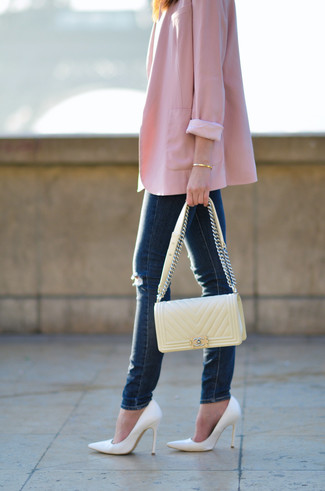 С чем носить оранжевую кожаную стеганую сумку через плечо: Розовый пиджак и оранжевая кожаная стеганая сумка через плечо — выбор женщин, которые всегда в движении. Белые кожаные туфли станут хорошим дополнением к твоему ансамблю.