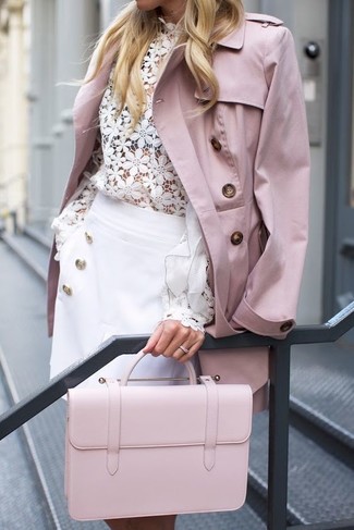 С чем носить ярко-розовую кожаную сумку-саквояж в деловом стиле: Если ты делаешь ставку на удобство и практичность, розовый плащ и ярко-розовая кожаная сумка-саквояж — отличный выбор для модного повседневного наряда.