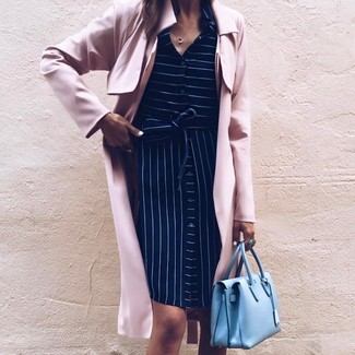 С чем носить розовый плащ женщине: Образ из розового плаща и темно-синего платья-рубашки в вертикальную полоску поможет реализовать в твоем наряде современный городской стиль.