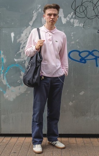 С чем носить розовый свитер мужчине в стиле смарт-кэжуал: Розовый свитер и темно-синие брюки чинос — необходимые вещи в арсенале парней с прекрасным вкусом в одежде. Опасаешься выглядеть неаккуратно? Закончи этот образ бело-темно-синими кожаными низкими кедами.