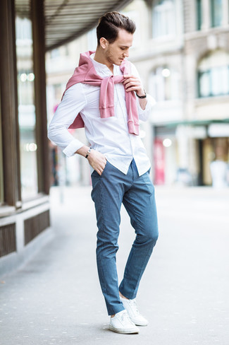 С чем носить розовый свитер с круглым вырезом мужчине весна в стиле смарт-кэжуал: Розовый свитер с круглым вырезом и синие классические брюки в клетку — отличный мужской образ для ужина с друзьями. Любители рискованных сочетаний могут дополнить лук белыми низкими кедами. Разве это не здоровское сочетание для межсезонья, когда погода с каждым днем становится более комфортной?