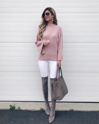 С чем носить серые замшевые ботфорты в 30 лет: Розовый свитер с круглым вырезом и белые джинсы скинни — беспроигрышный вариант, если ты ищешь простой, но в то же время стильный ансамбль. Эффектности и классики ансамблю добавит пара серых замшевых ботфортов.