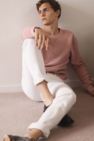 С чем носить ярко-розовый свитер с круглым вырезом в 20 лет мужчине: Ярко-розовый свитер с круглым вырезом и белые джинсы — прекрасный выбор, если ты хочешь составить непринужденный, но в то же время модный мужской образ. В паре с темно-коричневыми кожаными туфлями дерби такой образ выглядит особенно гармонично.
