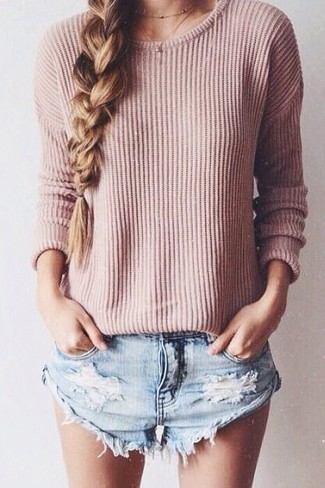 С чем носить бело-ярко-розовый свитер в 30 лет женщине лето в стиле кэжуал: Если ты любишь выглядеть привлекательно, чувствуя себя при этом комфортно и уверенно, стоит попробовать это сочетание бело-ярко-розового свитера и голубых джинсовых рваных шорт. Подобное сочетание одежды несомненно поможет перенести нестерпимый летний зной.