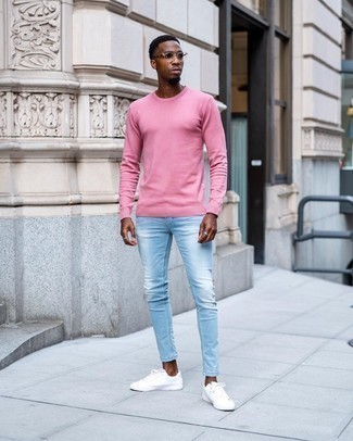 Какие низкие кеды носить с ярко-розовым свитером с круглым вырезом мужчине: Ярко-розовый свитер с круглым вырезом и голубые зауженные джинсы прочно обосновались в гардеробе многих джентльменов, позволяя создавать яркие и стильные образы. В качестве обуви сюда напрашиваются низкие кеды.