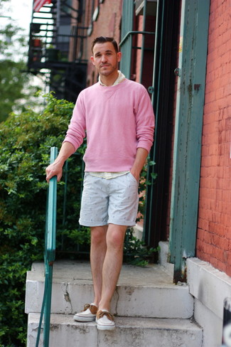 С чем носить розовый свитер с круглым вырезом в 30 лет мужчине лето: Комбо из розового свитера с круглым вырезом и голубых шорт с принтом — замечательный вариант для воплощения мужского лука в стиле элегантной повседневности. Говоря об обуви, можно закончить образ белыми топсайдерами из плотной ткани. Этот образ может стать хорошим выходом из положения, если на улице жарище, а ты не можешь решить, что надеть.
