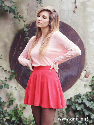 С чем носить короткую юбку-солнце: Розовый свитер с круглым вырезом и короткая юбка-солнце позволят создать несложный и удобный ансамбль для выходного в парке или похода по магазинам.