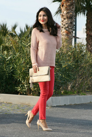С чем носить красные джинсы женщине: Если ты из той когорты леди, которые разбираются в моде, тебе придется по вкусу дуэт розового свитера с круглым вырезом и красных джинсов. Бежевые кожаные туфли станут классным завершением твоего образа.