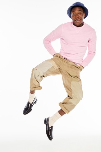 С чем носить розовый свитер мужчине в стиле смарт-кэжуал: Если ты ценишь комфорт и функциональность, попробуй такое сочетание розового свитера и светло-коричневых брюк чинос. Не прочь добавить в этот образ немного классики? Тогда в качестве обуви к этому ансамблю, выбирай темно-коричневые кожаные лоферы.