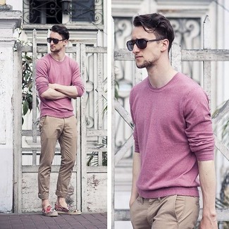 С чем носить ярко-розовый свитер мужчине: Ярко-розовый свитер и светло-коричневые брюки чинос — обязательные элементы в арсенале любителей стиля casual.