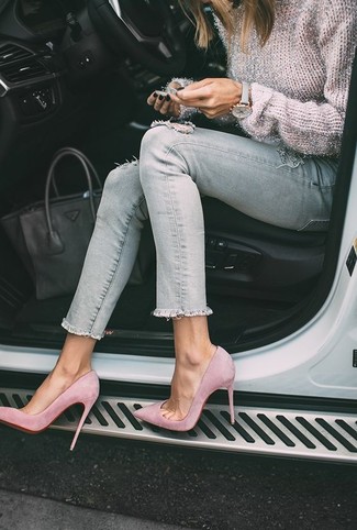 Какие свитера с круглым вырезом носить с темно-серыми джинсами женщине: Свитер с круглым вырезом и темно-серые джинсы — хорошая формула для создания стильного и функционального лука. Очень органично здесь смотрятся розовые замшевые туфли.