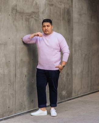 С чем носить розовый свитер с круглым вырезом мужчине: Розовый свитер с круглым вырезом и темно-синие брюки чинос позволят создать гармоничный и модный лук. Почему бы не привнести в этот лук толику расслабленности с помощью белых кожаных низких кед?