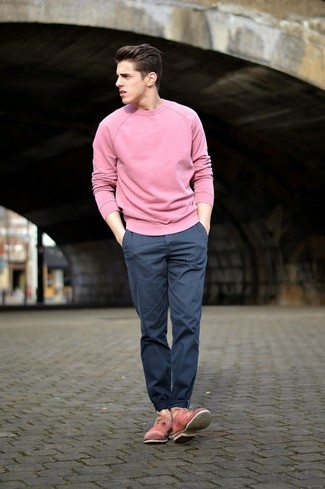Модный лук: розовый свитер с круглым вырезом, темно-синие брюки чинос, розовые кожаные оксфорды