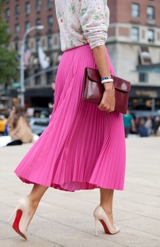 Модный лук: розовый свитер с круглым вырезом с цветочным принтом, ярко-розовая юбка-миди со складками, бежевые кожаные туфли, темно-красный кожаный клатч