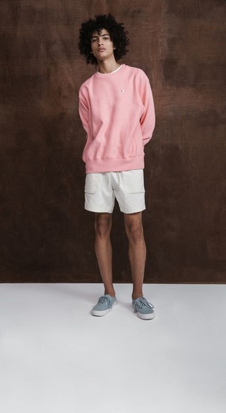 С чем носить розовый свитшот в 20 лет мужчине лето в стиле кэжуал: Розовый свитшот и белые шорты — идеальный лук, если ты хочешь создать раскованный, но в то же время стильный мужской лук. Если говорить об обуви, голубые низкие кеды из плотной ткани являются прекрасным выбором. Подобное сочетание вещей несомненно поможет пережить невыносимую летнюю жару.