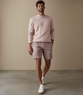 С чем носить розовые шорты мужчине: Если у вас на работе отсутствует дресс-код, обрати внимание на это ансамбль из розового свитшота и розовых шорт. Что касается обуви, белые низкие кеды из плотной ткани — наиболее целесообразный вариант.