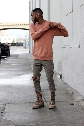 Как носить темно-серые джинсы с коричневыми замшевыми повседневными ботинками мужчине: Розовый свитшот и темно-серые джинсы — отличная формула для воплощения стильного и простого ансамбля. Хотел бы сделать образ немного элегантнее? Тогда в качестве дополнения к этому луку, выбирай коричневые замшевые повседневные ботинки.
