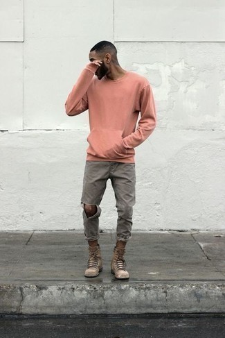 С чем носить серые рваные джинсы мужчине: Стильное сочетание розового свитшота и серых рваных джинсов подойдет для тех случаев, когда удобство ценится превыше всего. Если тебе нравится смешивать в своих ансамблях разные стили, из обуви можешь надеть светло-коричневые замшевые повседневные ботинки.