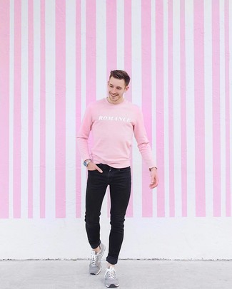 С чем носить замшевые кроссовки мужчине: Сочетание розового свитшота с принтом и черных зауженных джинсов - очень практично, и поэтому идеально для воплощения привлекательного повседневного стиля. Не прочь поэкспериментировать? Тогда дополни ансамбль замшевыми кроссовками.