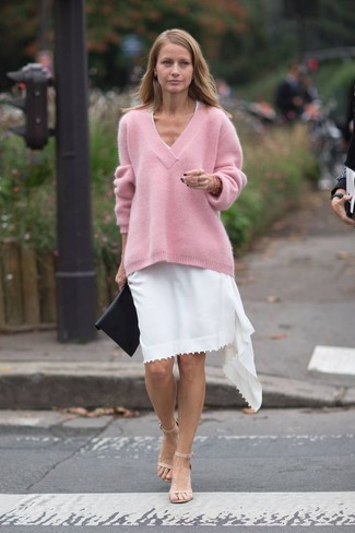 Модный лук: розовый свободный свитер, белое повседневное платье, бежевые кожаные босоножки на каблуке, черный кожаный клатч