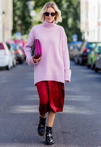 Модный лук: розовый свободный свитер, красная юбка-миди, черные кожаные ботильоны, ярко-розовый кожаный клатч