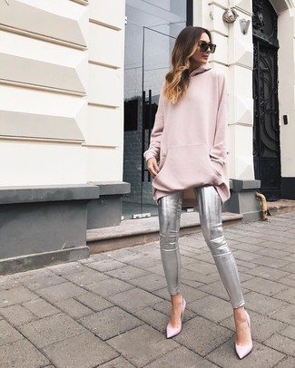 С чем носить ярко-розовый свободный свитер: Ярко-розовый свободный свитер и серебряные кожаные узкие брюки — необходимые составляющие в гардеробе дам с хорошим чувством стиля. Очень выигрышно здесь выглядят розовые кожаные туфли.