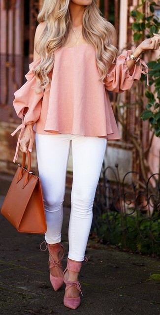 С чем носить белые джинсы скинни: Если ты любишь выглядеть модно, чувствуя себя при этом комфортно и нескованно, попробуй это сочетание розового топа с открытыми плечами и белых джинсов скинни. Розовые замшевые туфли — идеальный выбор, чтобы дополнить ансамбль.