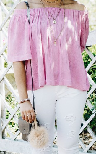 С чем носить белые джинсы скинни: Если ты наметила себе насыщенный день, сочетание розового топа с открытыми плечами и белых джинсов скинни поможет создать удобный образ в расслабленном стиле.