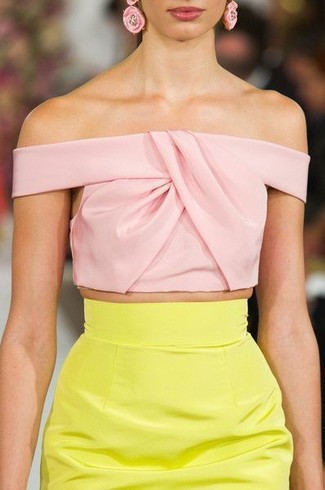 С чем носить розовый укороченный топ в жару: Розовый укороченный топ и желтая юбка-карандаш — отличный образ, если ты хочешь создать раскованный, но в то же время модный образ.
