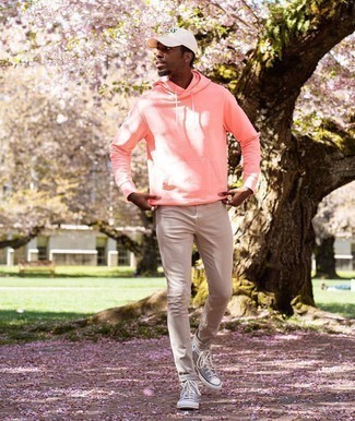 С чем носить ярко-розовый свитер мужчине: Если в одежде ты ценишь удобство и функциональность, ярко-розовый свитер и бежевые зауженные джинсы — отличный вариант для стильного повседневного мужского образа. Если ты предпочитаешь смелые настроения в своих ансамблях, дополни этот серыми высокими кедами из плотной ткани.