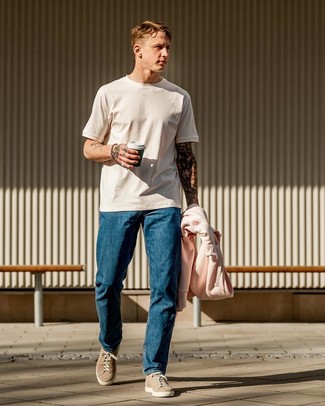 Как носить розовый худи с бежевыми замшевыми низкими кедами в 20 лет мужчине: Розовый худи будет смотреться стильно в паре с синими джинсами. Бежевые замшевые низкие кеды органично впишутся в образ.
