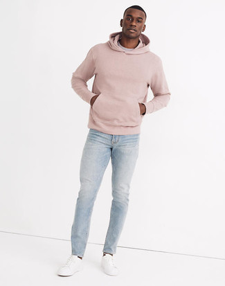Как носить розовый худи с белыми низкими кедами в 20 лет мужчине: Комбо из розового худи и голубых джинсов поможет выразить твою индивидуальность и выгодно выделиться из общей массы. В качестве обуви здесь напрашиваются белые низкие кеды.