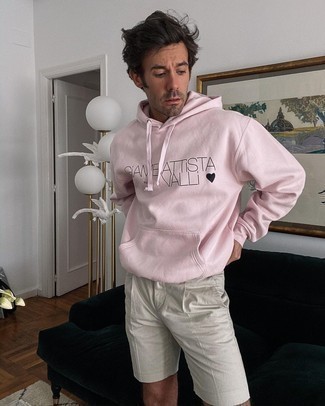 С чем носить белые шорты в 30 лет мужчине: Если в одежде ты ценишь комфорт и функциональность, розовый худи с принтом и белые шорты — хороший выбор для модного повседневного мужского ансамбля.
