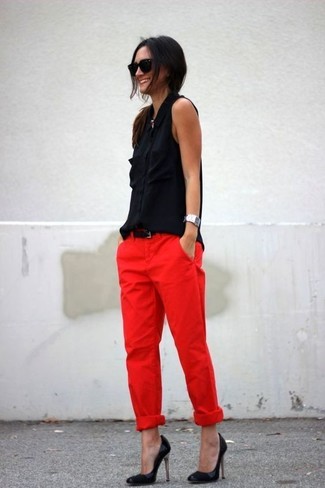 С чем носить рубашку в 30 лет женщине в жару: Рубашка в сочетании с красными брюками чинос позволит подчеркнуть твою индивидуальность. В качестве дополнения к луку сюда просятся черные кожаные туфли.