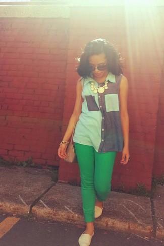 Модный лук: голубая рубашка без рукавов, зеленые джинсы скинни, белые эспадрильи, серая кожаная сумка через плечо