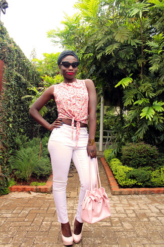 Модный лук: белая рубашка без рукавов с цветочным принтом, розовые узкие брюки, розовые кожаные туфли, розовая кожаная сумка-мешок