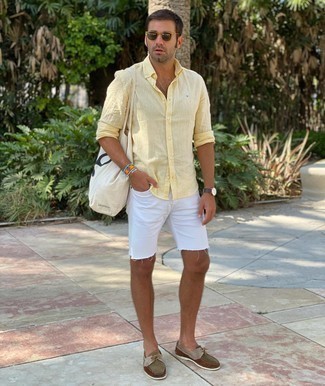 С чем носить оливковые солнцезащитные очки в 30 лет мужчине в жару: Для выходного дня в компании друзей прекрасно подойдет сочетание желтой льняной рубашки с длинным рукавом и оливковых солнцезащитных очков.