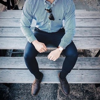 Модный лук: бело-темно-синяя рубашка с длинным рукавом в клетку, темно-синие брюки чинос, темно-коричневые кожаные ботинки дезерты, черные солнцезащитные очки
