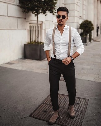 Как носить черные брюки с коричневой обувью в 20 лет мужчине в стиле смарт-кэжуал: Белая рубашка с длинным рукавом и черные брюки — великолепный вариант, если ты ищешь раскованный, но в то же время модный мужской образ. Такой ансамбль обретет свежее прочтение в сочетании с коричневыми замшевыми ботинками челси.