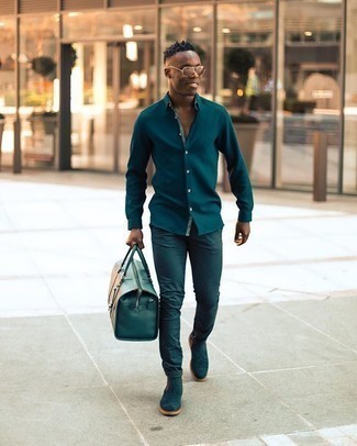 С чем носить синюю дорожную сумку в 20 лет мужчине осень в стиле смарт-кэжуал: Сочетание темно-синей рубашки с длинным рукавом и синей дорожной сумки - очень практично, и поэтому отлично подходит для создания интересного повседневного стиля. Если ты предпочитаешь смелые настроения в своих ансамблях, заверши этот темно-синими замшевыми ботинками челси. Остановив выбор на таком осеннем ансамбле, будь уверен, ты будешь выглядеть превосходно.