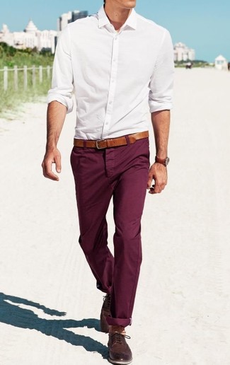 Модный лук: белая рубашка с длинным рукавом, темно-красные брюки чинос, темно-коричневые кожаные броги, коричневый кожаный ремень