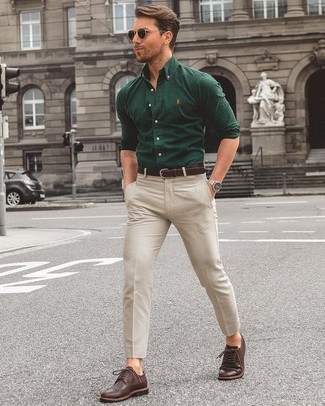 Как носить темно-зеленую рубашку с длинным рукавом с бежевыми брюками чинос в теплую погоду: Сочетание темно-зеленой рубашки с длинным рукавом и бежевых брюк чинос смотрится привлекательно и современно. Разнообразить лук и добавить в него чуточку классики позволят темно-коричневые кожаные броги.