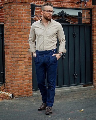 Как носить рубашку с длинным рукавом с брогами в 30 лет лето в стиле смарт-кэжуал: Рубашка с длинным рукавом и темно-синие брюки чинос — must have составляющие в гардеробе джентльменов с превосходным вкусом в одежде. Если ты предпочитаешь смелые настроения в своих образах, дополни этот брогами. Как видишь, это максимально комфортное и простое сочетание для жаркой летней погоды.