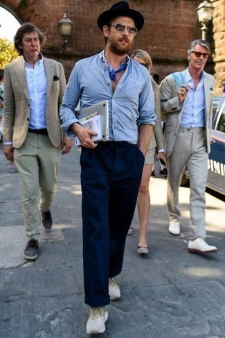 Как носить голубую рубашку с длинным рукавом с серыми брюками мужчине: Лук из голубой рубашки с длинным рукавом и серых брюк смотрится мужественно и современно. Переходя к обуви, можно дополнить образ белыми кроссовками.