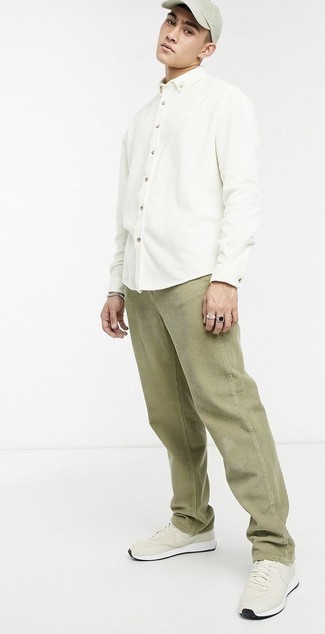 Модный лук: белая рубашка с длинным рукавом, светло-коричневые вельветовые брюки чинос, бежевые кроссовки, мятная бейсболка