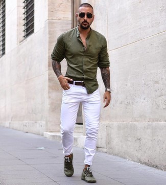 Модный лук: оливковая рубашка с длинным рукавом, белые брюки чинос, оливковые кроссовки, темно-коричневый кожаный ремень