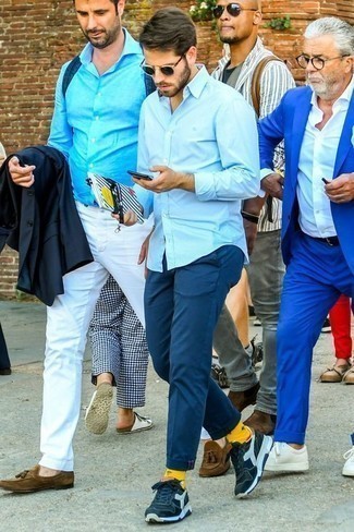 С чем носить желтые носки с принтом в 20 лет мужчине в теплую погоду: Такое лаконичное и удобное сочетание базовых вещей, как голубая рубашка с длинным рукавом и желтые носки с принтом, понравится джентльменам, которые любят проводить дни в постоянном движении. Темно-сине-белые кроссовки прекрасно дополнят этот образ.
