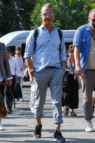 С чем носить брюки в шотландскую клетку мужчине лето в стиле кэжуал: Голубая рубашка с длинным рукавом смотрится прекрасно в паре с брюками в шотландскую клетку. Вкупе с этим образом идеально будут смотреться темно-синие кроссовки. Подобный образ обязательно будет у тебя в любимчиках в жаркие летние деньки.