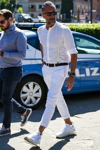 Какие брюки чинос носить с бело-синей рубашкой с длинным рукавом за 40 лет: Бело-синяя рубашка с длинным рукавом в сочетании с брюками чинос — классная идея для создания мужского ансамбля в стиле business casual. Дополнив лук белыми кроссовками, ты привнесешь в него динамичность.