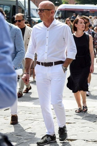 С чем носить темно-серые кеды за 50 лет мужчине: Белая рубашка с длинным рукавом выглядит выигрышно в паре с белыми брюками чинос. Создать красивый контраст с остальными элементами этого образа помогут темно-серые кеды.